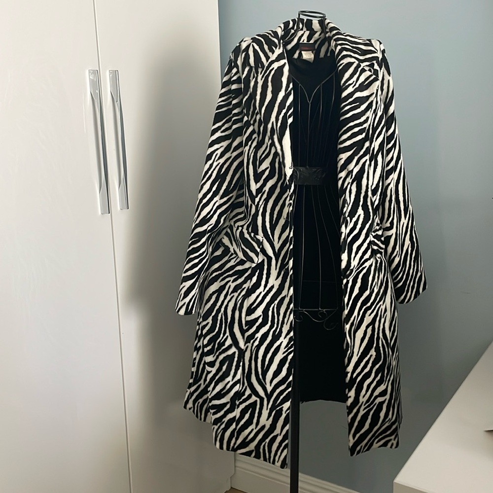 Mid length light coat.